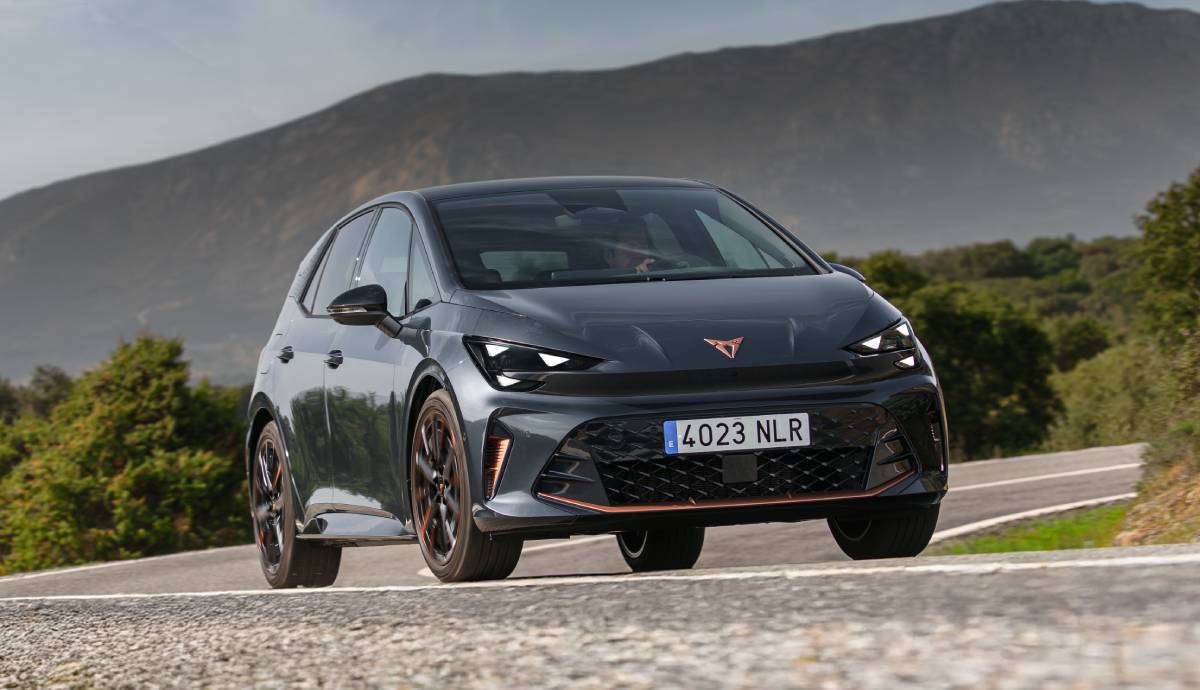 Nos ponemos al volante del nuevo Cupra Born: el eléctrico que te sacará una sonrisa cada día
