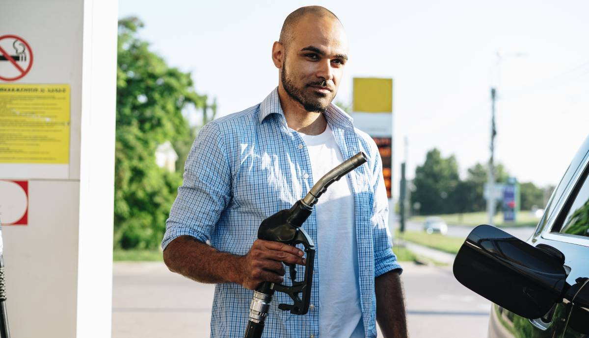 Te explicamos por qué estas tirando el dinero si mezclas gasolina o diésel premium con el normal