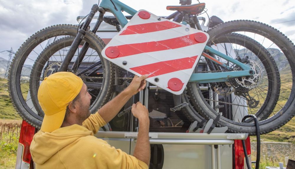 La placa V-20 es obligatoria cuando la carga sobresale por detrás del vehículo.