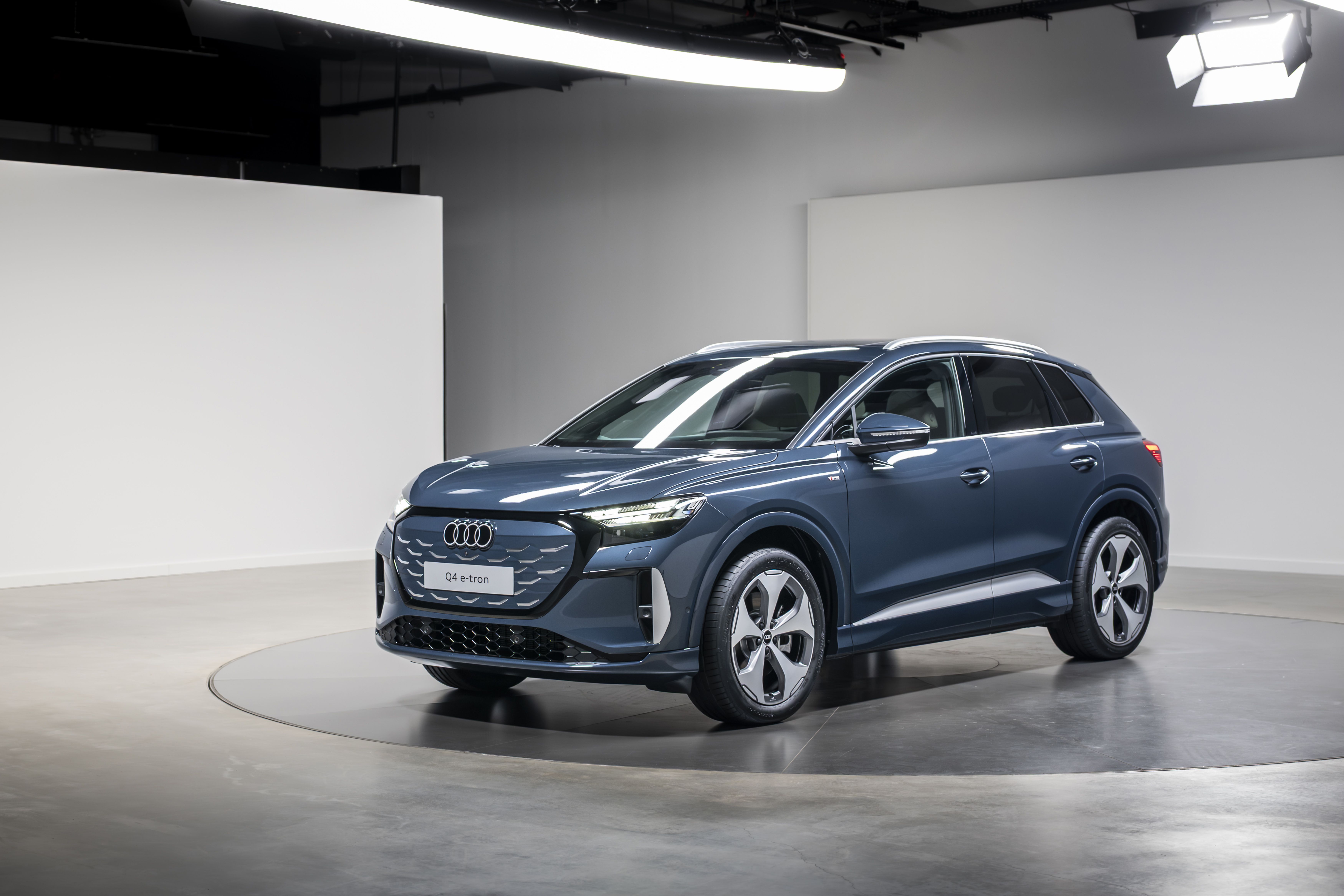 El nuevo Q4 e-tron mantiene su estructura técnica si bien mejora sus procesos de recarga y estrena tecnología V2C.