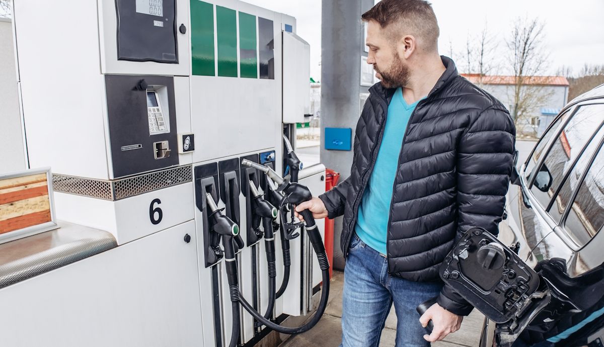 Cuándo bajará de verdad el diésel y la gasolina, el efecto pluma que retrasa la caída de precios