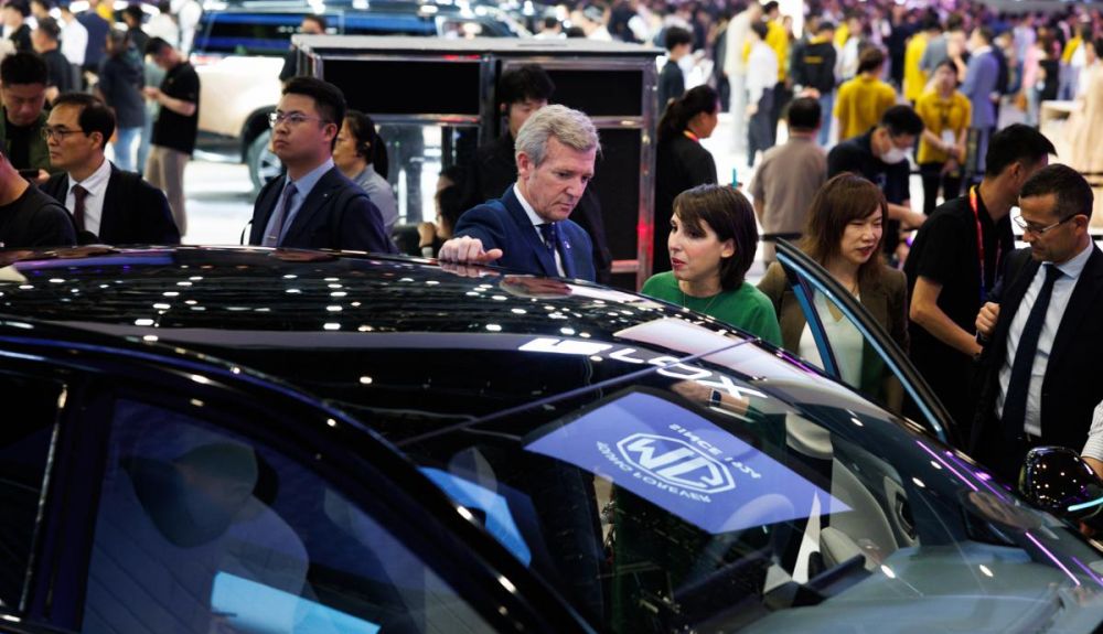 Alfonso Rueda, presidente de la Xunta de Galicia, visita el stand de MG en Auto China 2026