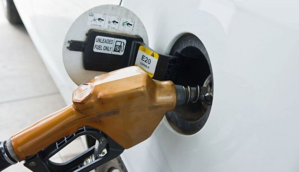 Todo sobre el nuevo combustible E20 que salvará al coche de combustión en Europa, precio, repostaje…