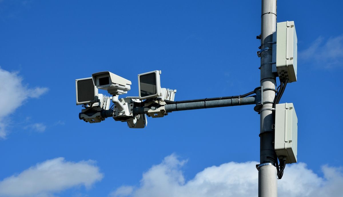 El nuevo radar que ve dentro de tu coche ya funciona en España, así detecta y multa si vas solo