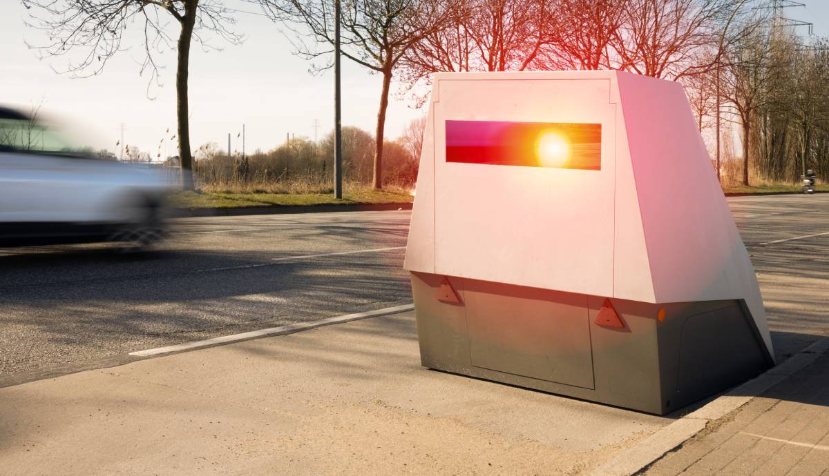 El nuevo radar con el que la DGT ya avisa de que va a jugar al escondite con conductores para multar