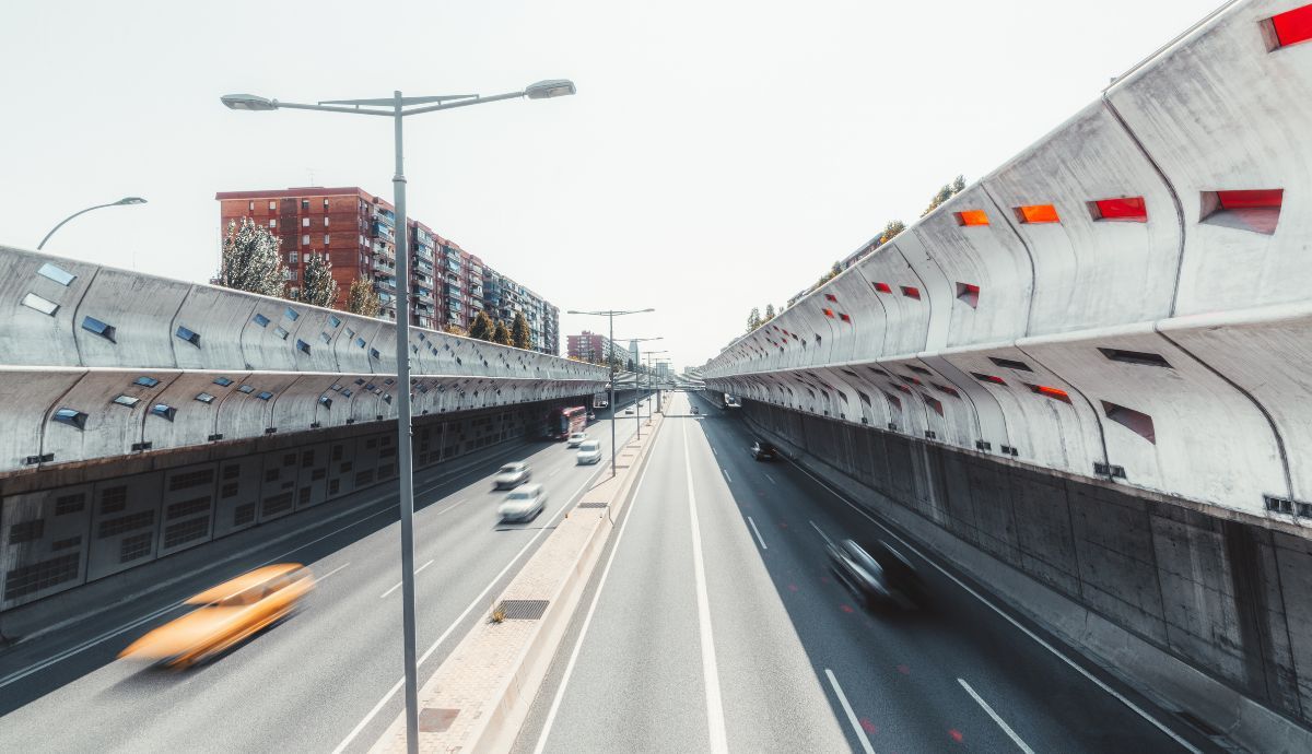 Al adelantar, ¿cuándo debe volver al carril derecho? 