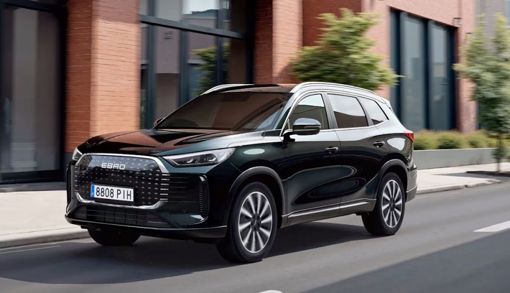 Ebro s800 PHEV, el SUV 7 plazas híbrido enchufable fabricado en Barcelona que desafía a los premium