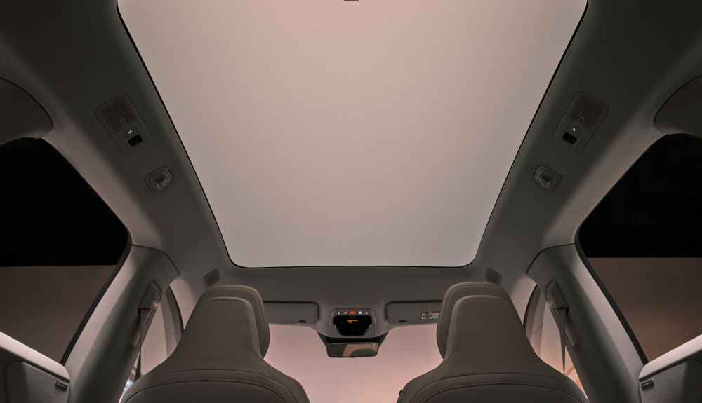 El techo solar es parte del equipamiento de serie y al carecer de cortinilla de protección aumenta el espacio vertical.