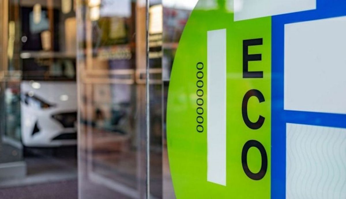 Los coches etiqueta ECO de la DGT, como los microhíbridos, pueden perderla, tendrán restricciones