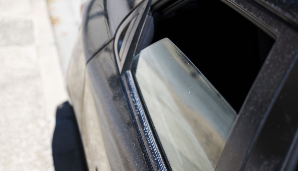 En Italia pueden sancionar con hasta 173 € por dejar aparcado un coche con la ventanilla abierta al no impedir por seguridad su uso no autorizado.