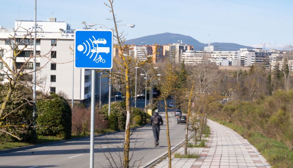 Calle de Pamplona donde ya se avisa de la ubicación de un posible radar