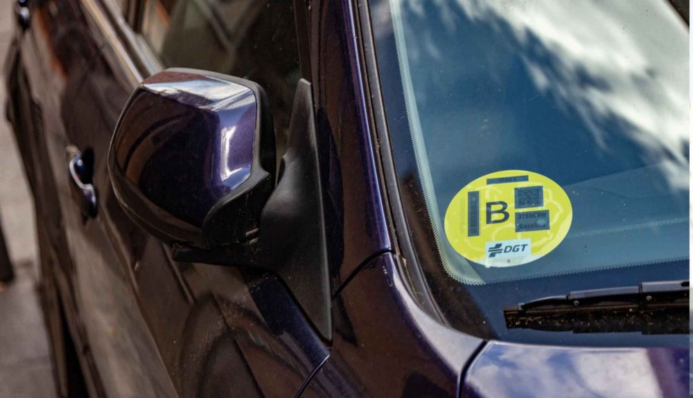 ¿Cómo se etiqueta cada vehículo según la clasificación ambiental de la DGT?
