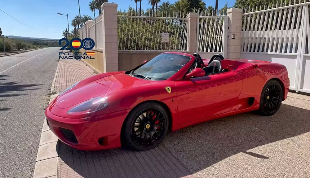 Imagen difundida por la Policía Nacional sobre la incautación de un Ferrari falso en España