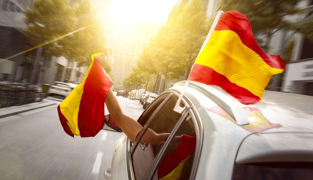 Coche celebrando una victoria de la selección española. La DGT puede multar si se compromete la seguridad vial
