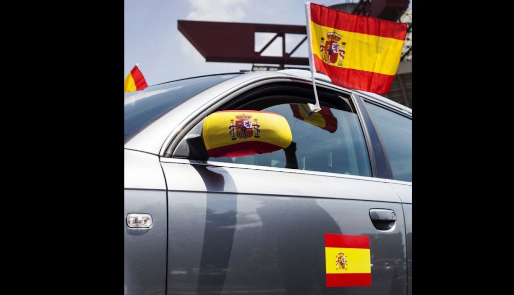 Coche decorado con símbolos de la selección española