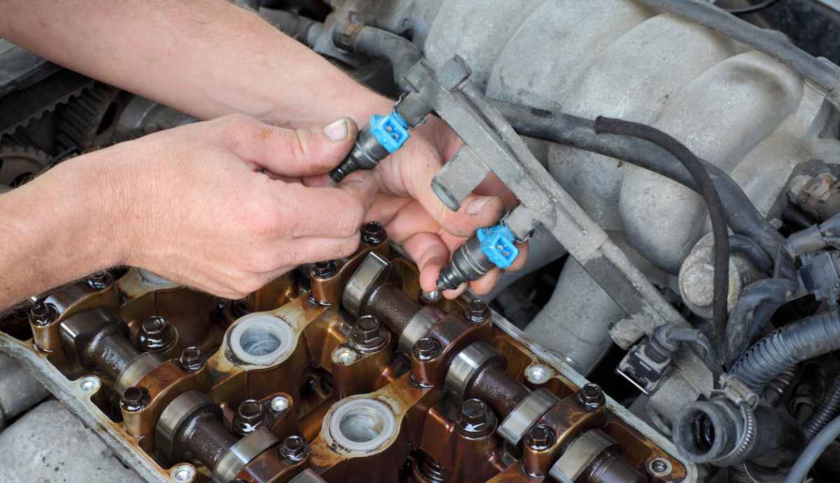 Rampa de inyectores de gasolina en motor de coche