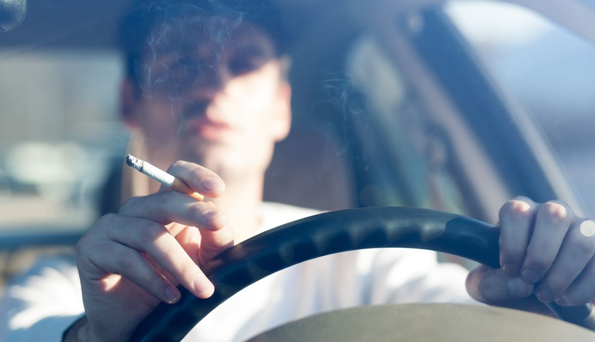 Prohibido fumar dentro del coche, también en España, hasta 16 países de Europa ya lo ilegalizan