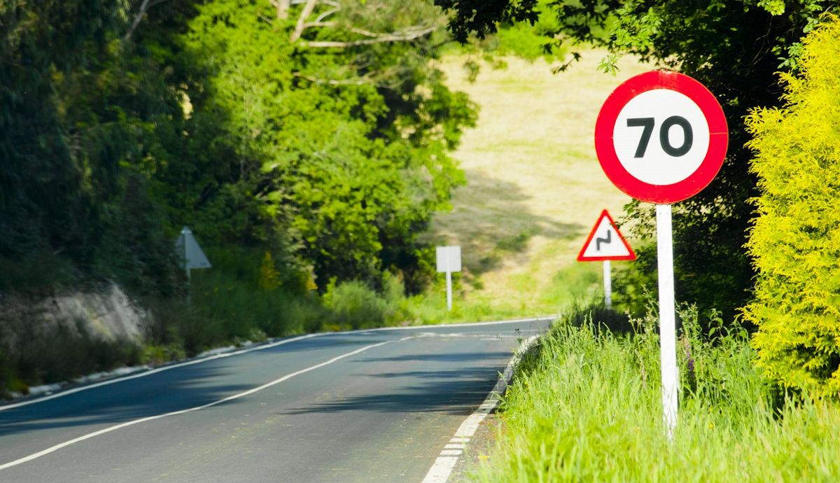 El nuevo límite de velocidad para coches y motos que entra en vigor en España a partir de octubre