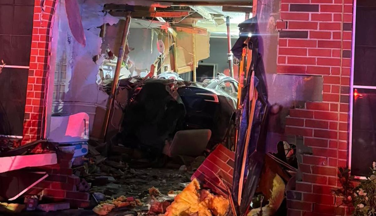 Un Tesla se estrella contra una casa y una mujer muere en su sala de estar, se investiga el fallo