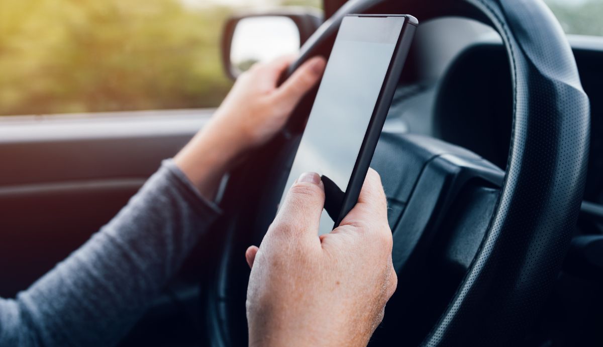 ¿Cuál es la multa por usar el móvil al volante?