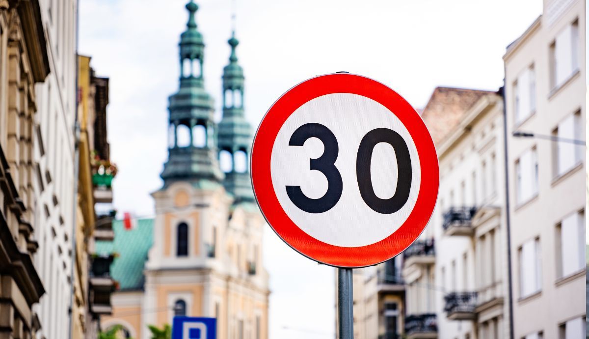 ¿Cuál es el límite de velocidad dentro de la ciudad en 2026: normas y multas?