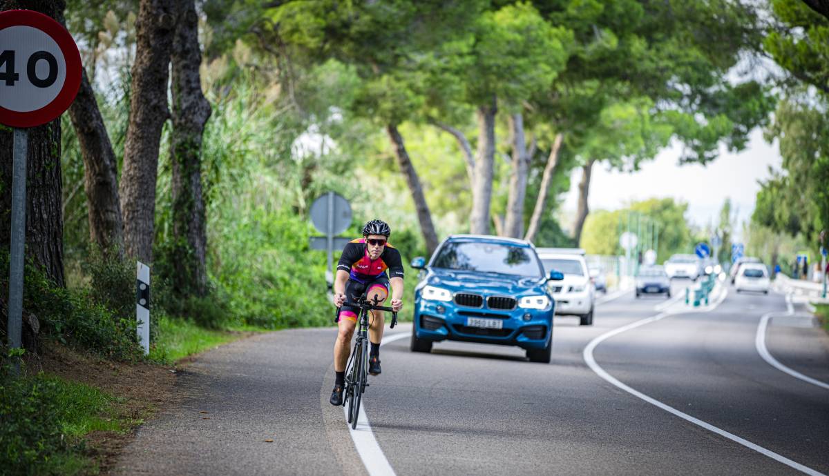 Esta nueva norma es un verdadero lío: así es como deberemos adelantar a los ciclistas desde octubre