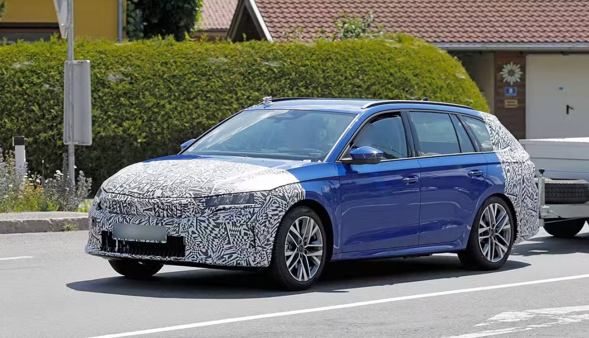 Pillan por sorpresa al nuevo Skoda Octavia: la exitosa berlina estrenará diseño pronto y así será. Foto de AMS