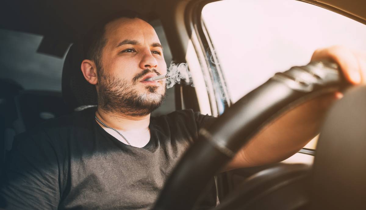 La nueva Ley Antitabaco prohíbe fumar en este tipo de coches o multarán con 200 euros