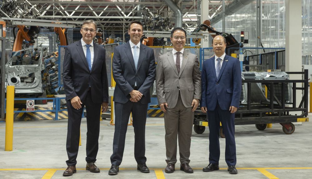 Foto del acuerdo entre Geely y Ford en Almussafes (Valencia)