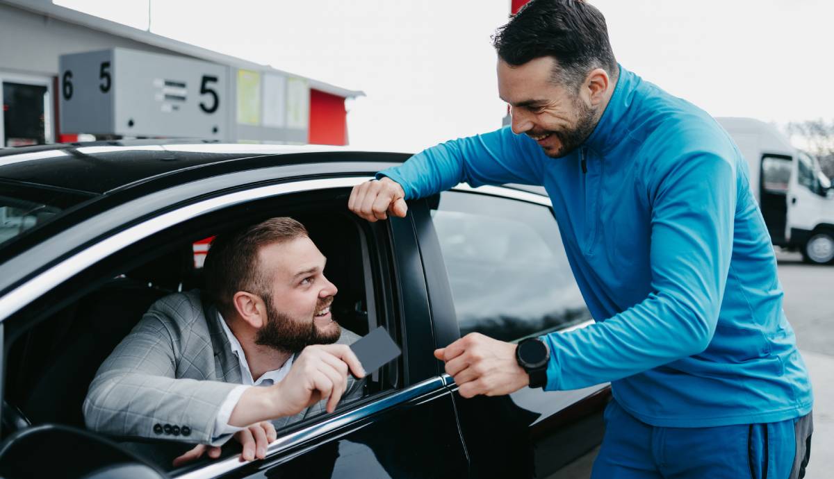 ¿Dónde puedo conseguir el mayor descuento en gasolina y diésel este verano? Repasamos las ofertas