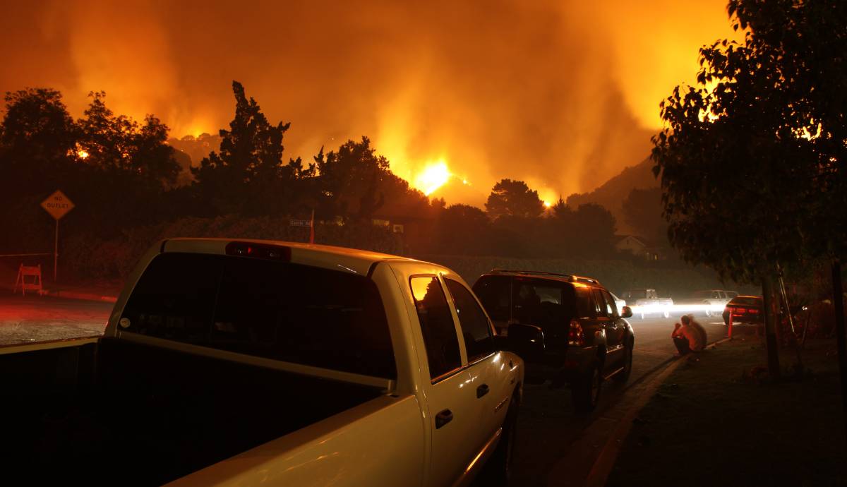 Cómo escapar de un incendio forestal si vas en un coche