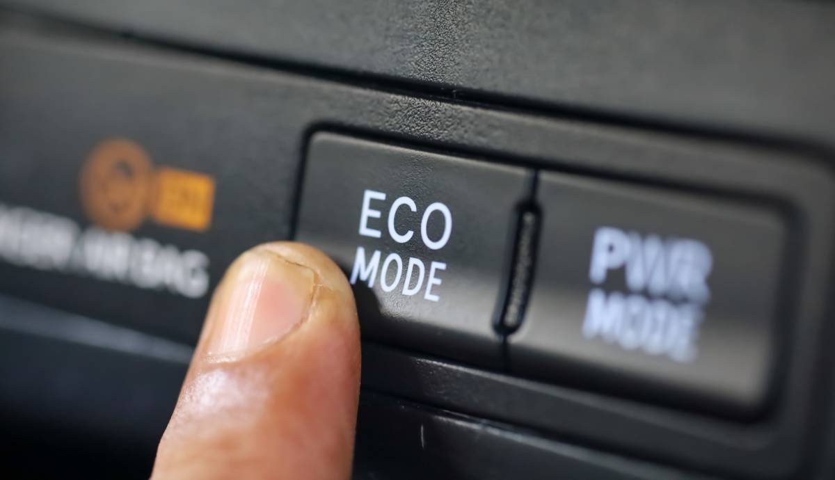 Palabra de mecánico, aunque te lo hayan vendido así, con el modo Eco de tu coche no siempre ahorras