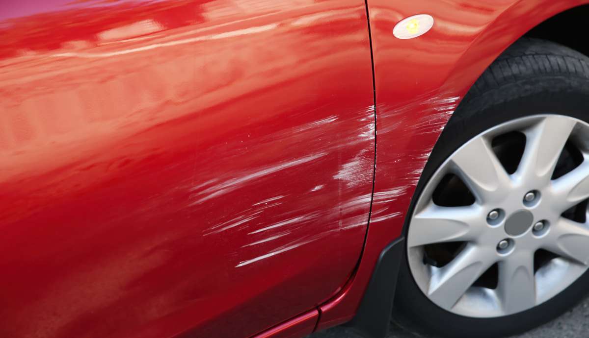 ¿Cómo quitar rayones del coche en casa?