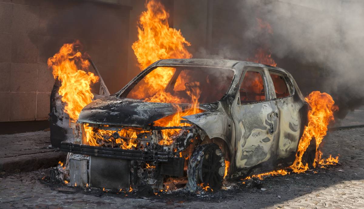 Qué hacer si un incendio quema tu coche: te lo explicamos paso a paso para recibir una indemnización