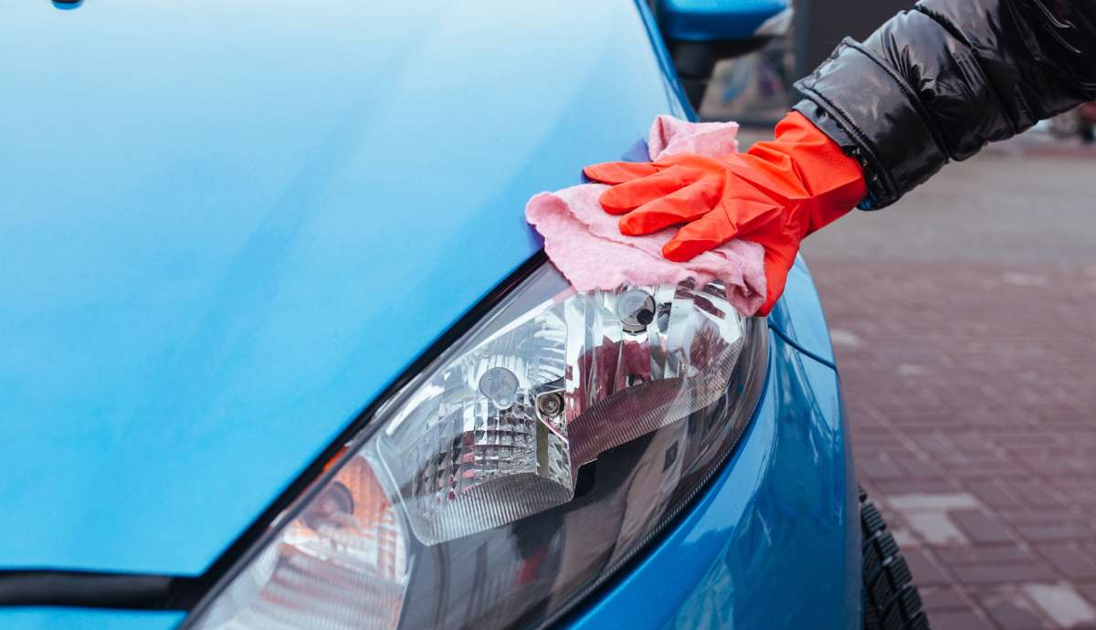 Trucos para limpiar los faros del coche opacos