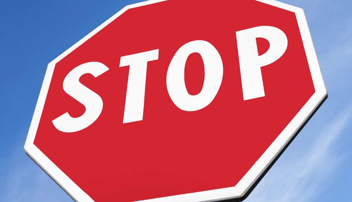 ¿Cómo debes actuar ante una señal de stop?