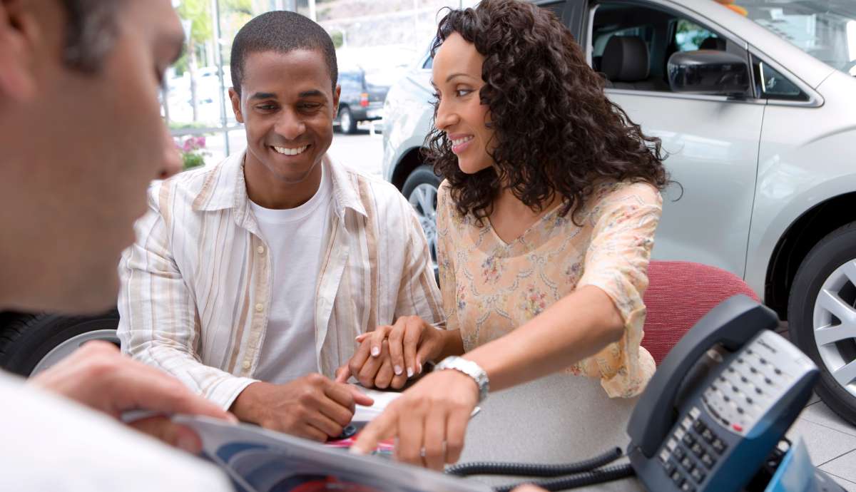 ¿Cuál es el precio de hacer una transferencia de coche en la gestoría?