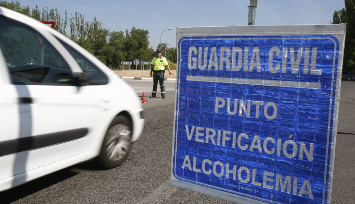 La DGT y el Gobierno quieren prohibir ya conducir si bebes una lata de cerveza o una copa de vino