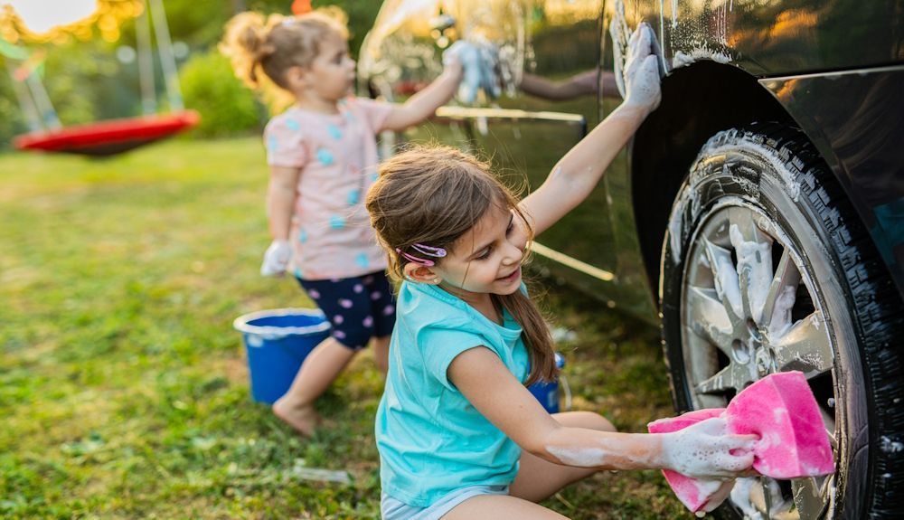 Algunos bandos municipales solo permiten ya lavar coches si se emplean cubos de agua y esponjas