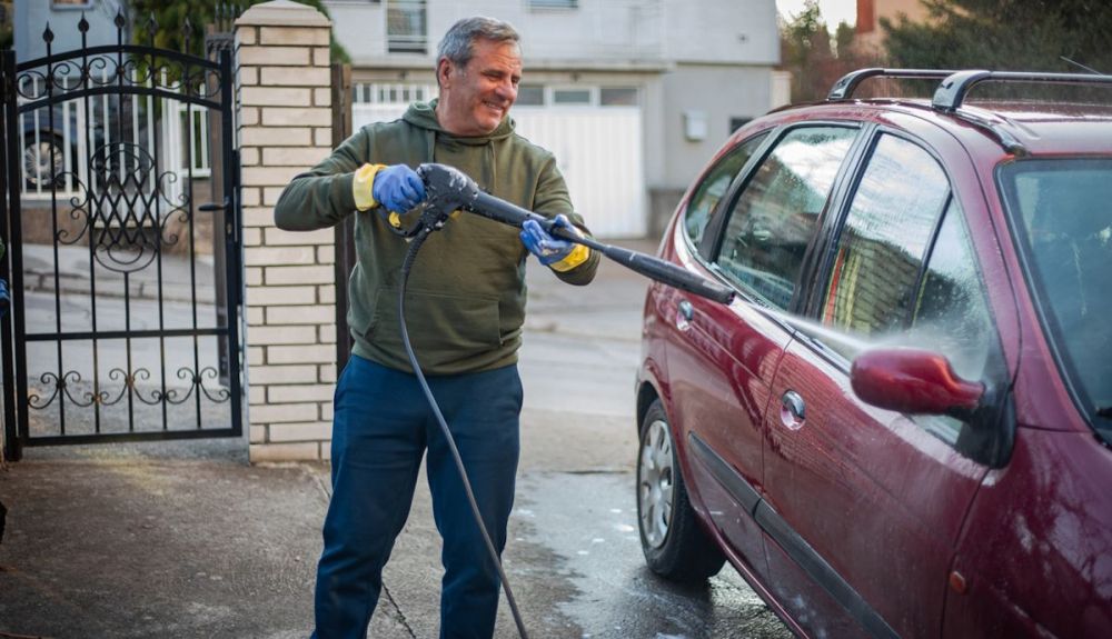 En España tampoco está permitido lavar en coche en tu casa si el agua corre hacia la vía pública