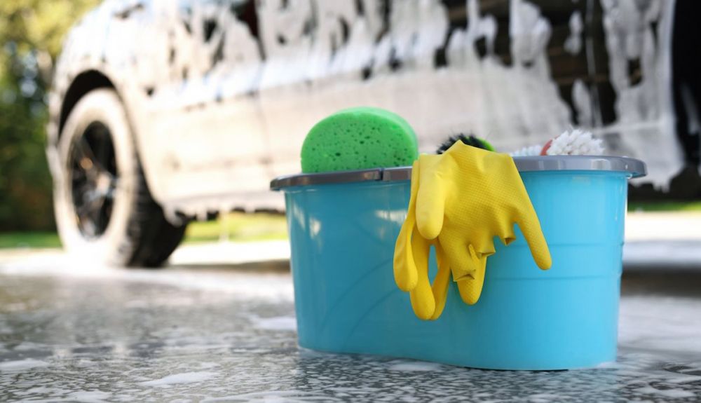 Da igual que sea con manguera o cubos, en España se prohíbe lavar coches en la calle o con agua que corra a la vía pública