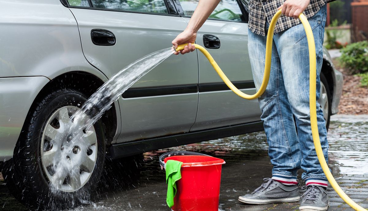 Prohibido totalmente lavar coches en la calle e incluso en tu casa o garaje si el agua sale a la vía