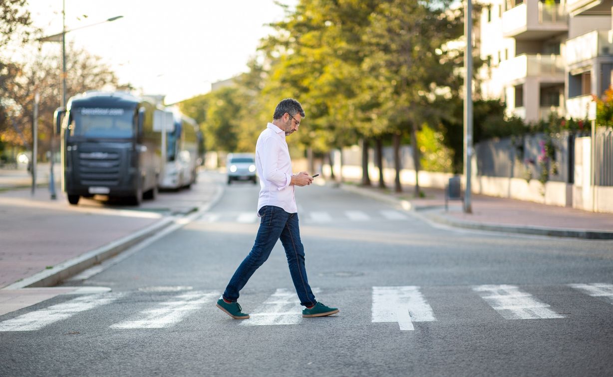 Prohibidos los móviles al cruzar calles, pasos de cebra o andar en calzadas, nuevas normas en Europa