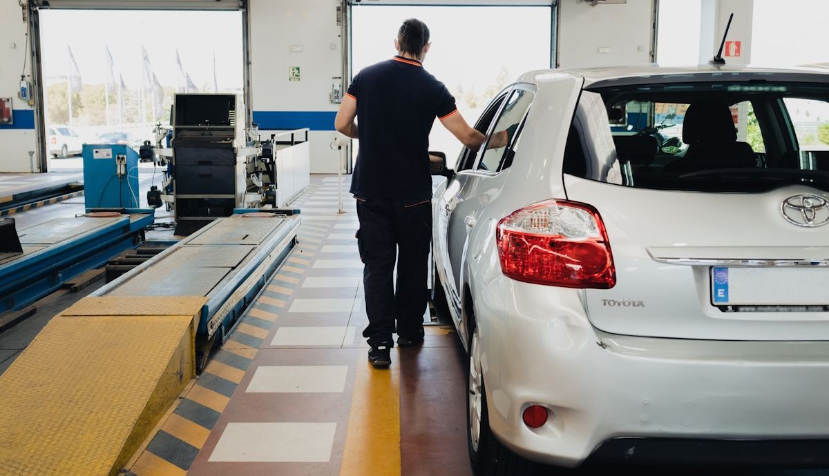 Las ITV ya no te darán la pegatina ni aprobarán tu coche si no cumples un nuevo requisito obligatorio
