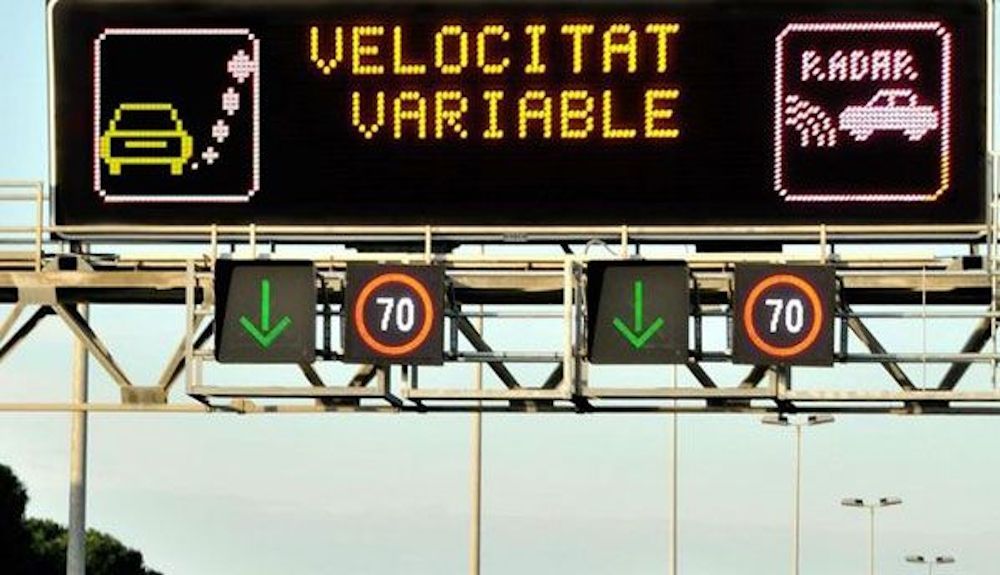 Panel de velocidad anunciando un límite de velocidad variable en Cataluña