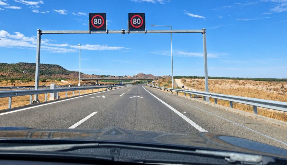 Límites de velocidad variables, la medida que ya se estrena en España, fin a los 120 km h genéricos