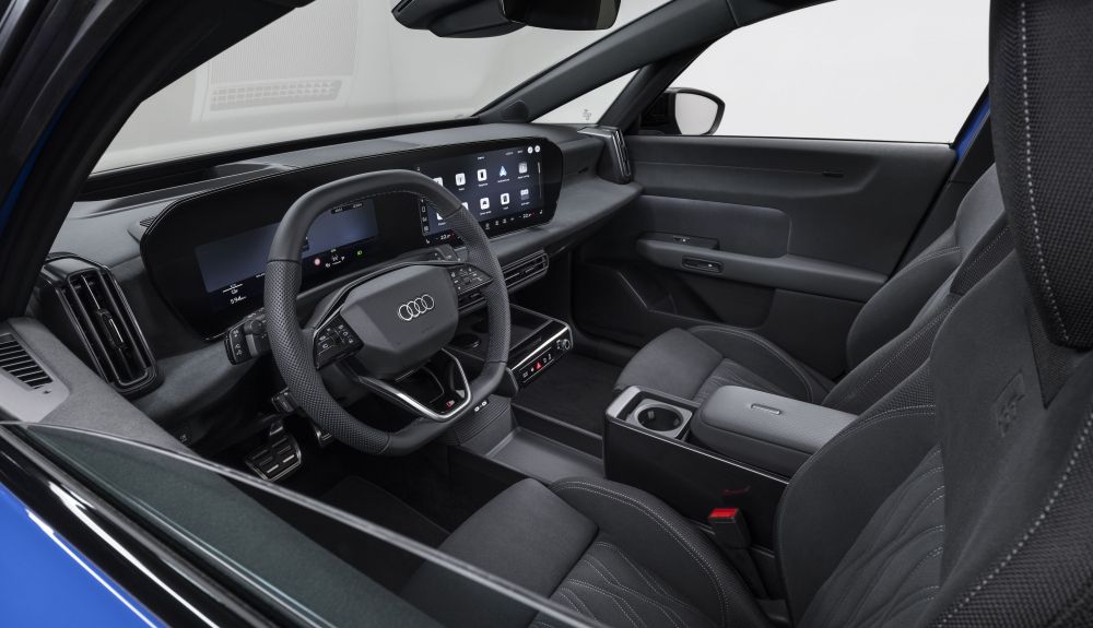La pantalla curva y los mandos de intermitentes y limpia parabrisas del A2 e-tron recuerdan notablemente al Q3