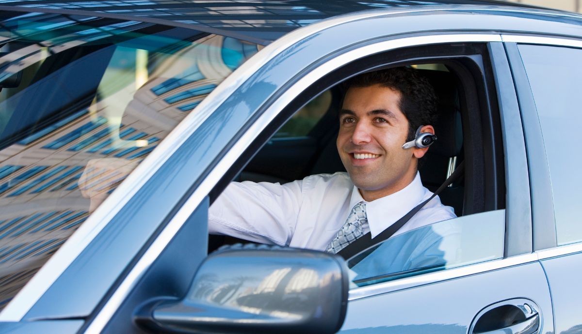 ¿Está permitido utilizar el manos libres en el coche?