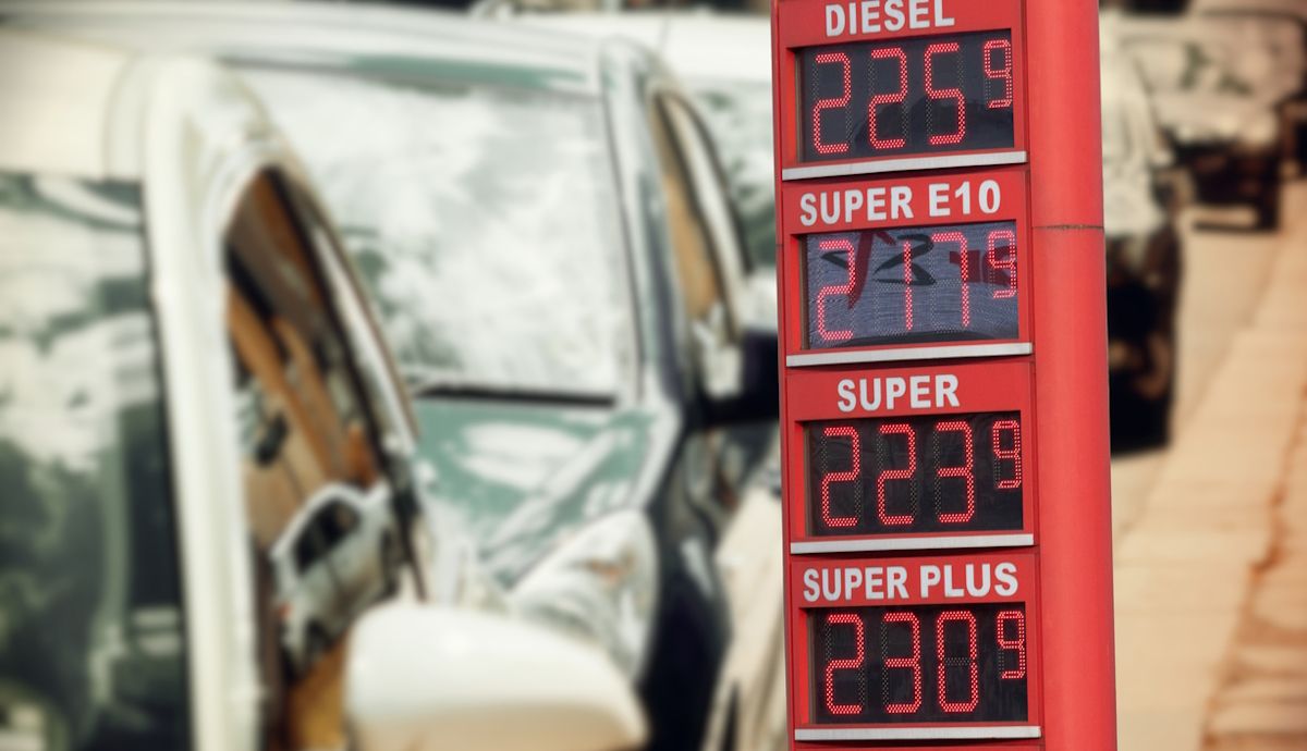 Cuándo superarán ya el diésel y la gasolina los 2 € por litro en España si el Gobierno no reacciona