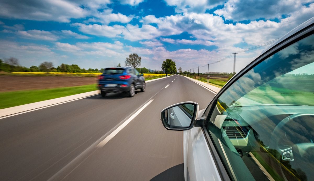 La DGT cambia las normas de adelantamientos y las multas serán de 200 € y 6 puntos desde octubre